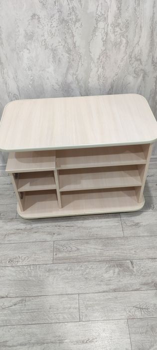 Тумбочка на колесиках