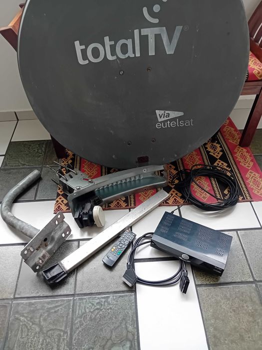 Сателитна чиния с декодер