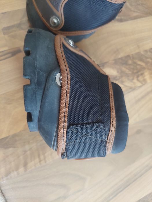 Incaltaminte pentru cai, pantofi de copite de cal in culoare maro cu negru