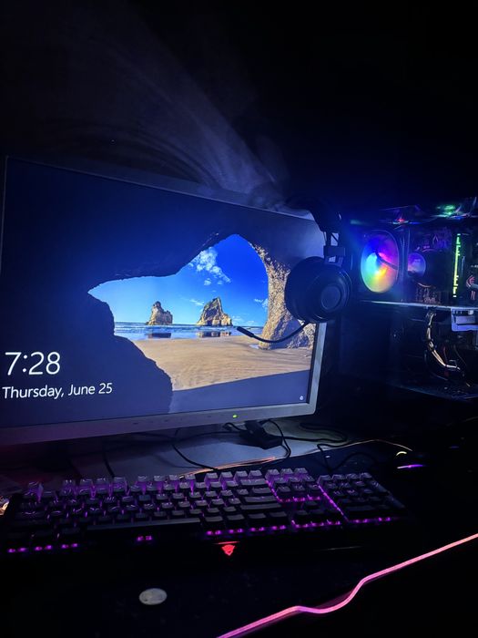 Vând PC Gaming Complet + Monitor + Periferice