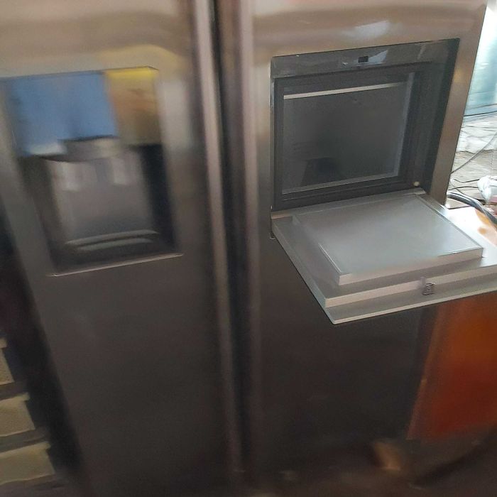 Хладилник  DAEWOO с фризер,ледогенератор и диспенсър за студена вода