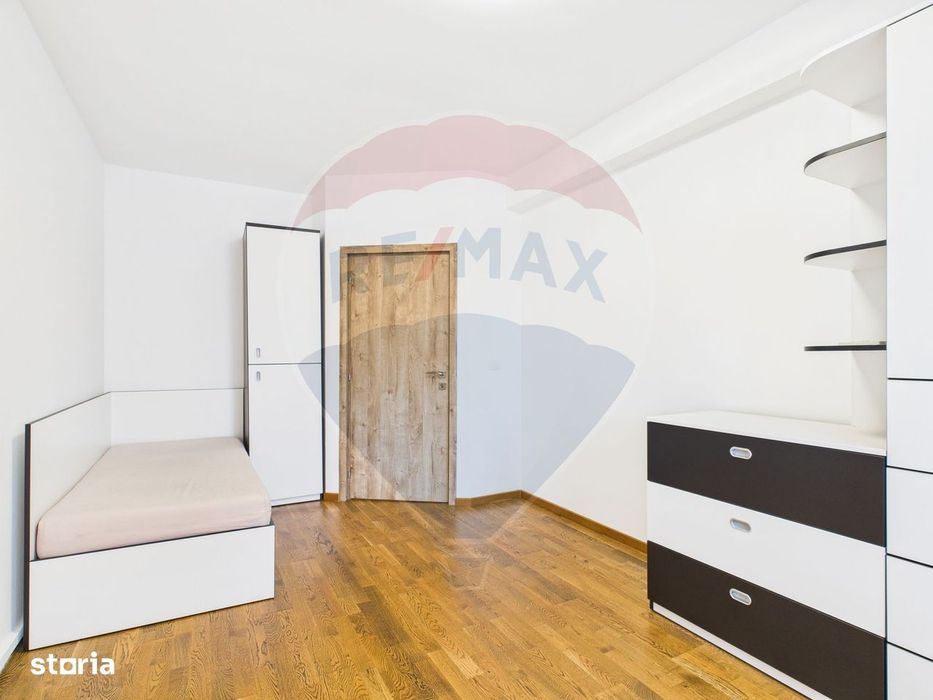 De inchiriat apartament 4 camere | Curte 127 mp | Foisor & parcare