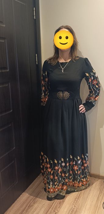 Дълга рокля с бродерия от пясъчна коприна