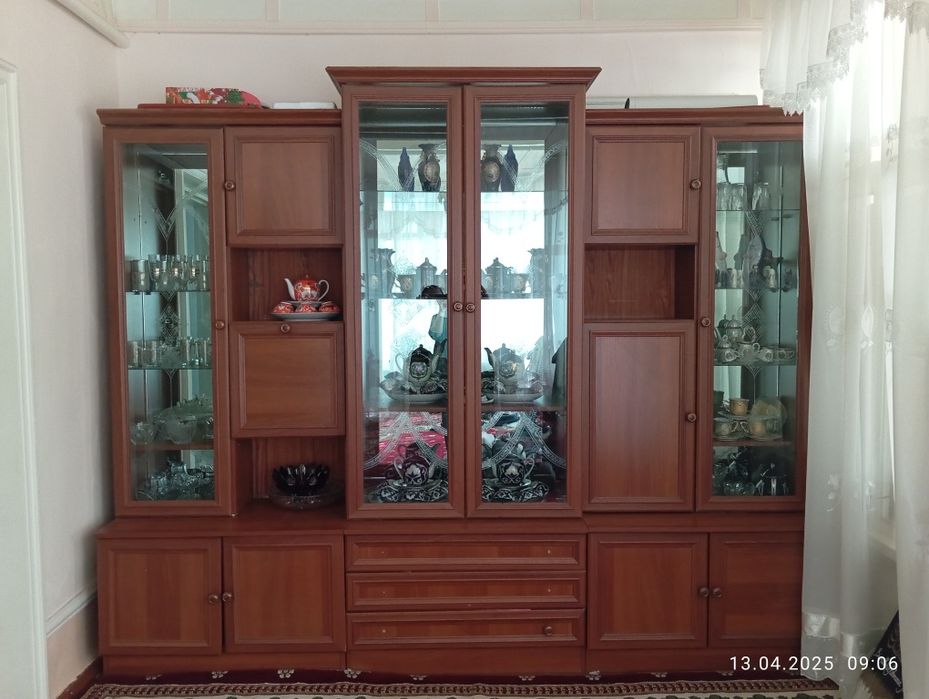 Сотилади мебел ва тикув машинка