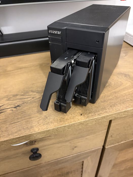 server NAS ASUS mediaplayer cu telecomanda