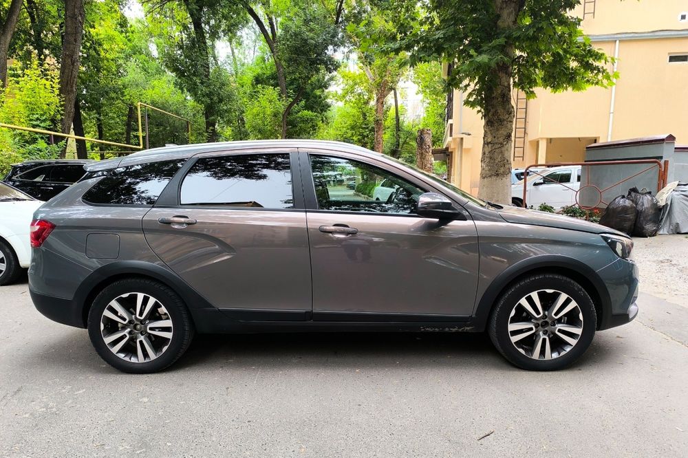 Lada vesta sw cross 1 qo'l minilgan. Kapotda kraska bor.