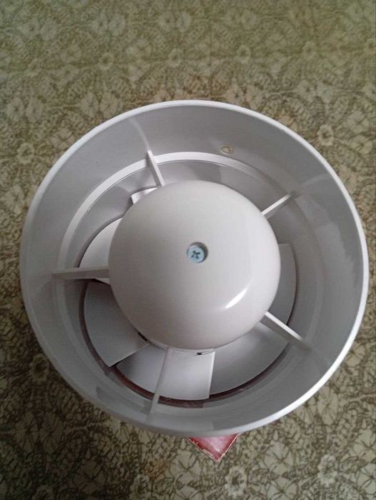 Вентилятор канальный для трубы диаметром "100" для вентиляции.