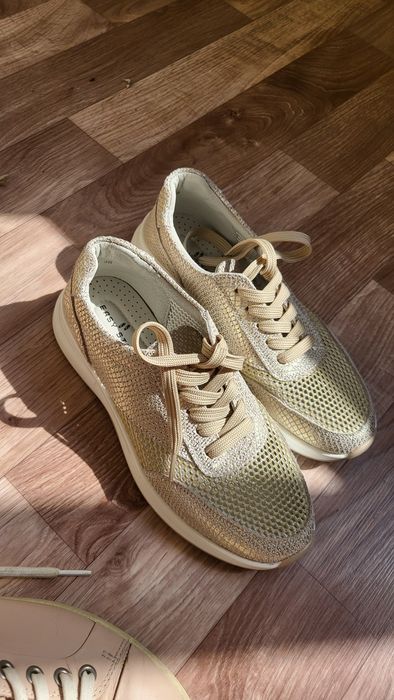 Продам кроссовки