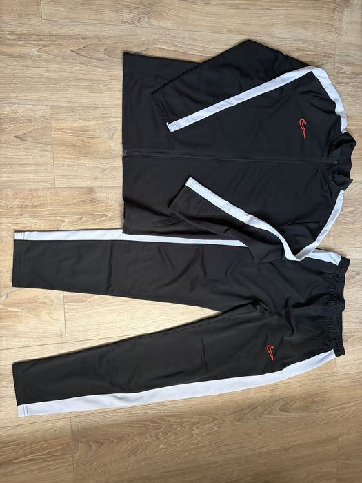 Спортен екип Nike за момче размер XL 170 см