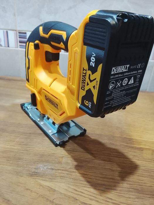 Fierestrău pendular DeWalt cu o baterie de 6a