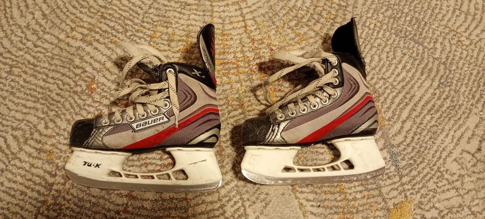 Crosa hochei portara CCM Junior si patine Bauer