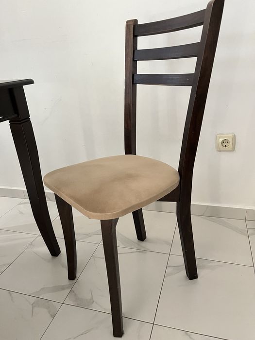 Кухненска маса плюс 4 броя столове.