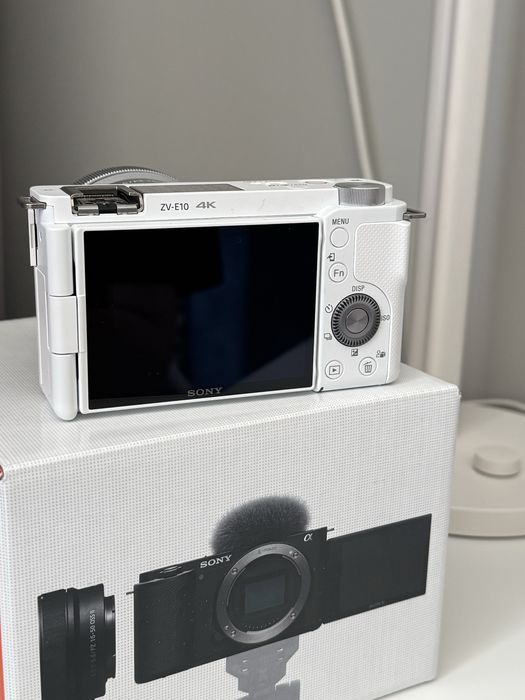 Sony ZV-E10 (white) + объектив 16–50 mm