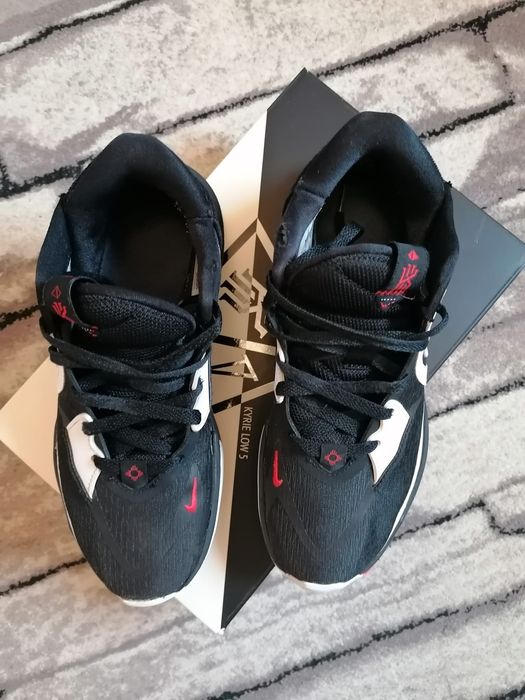 Vând adidasi kyrie low 5