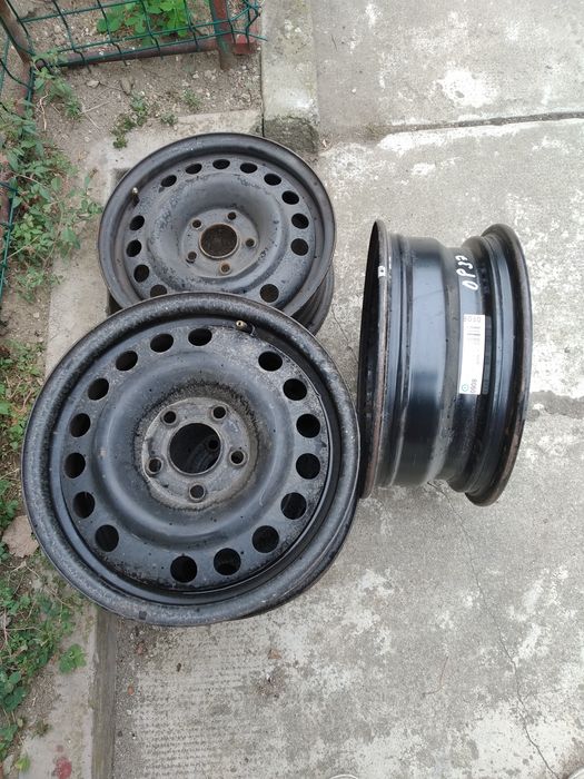 Vând jante de tablă Opel R15 cu cinci găuri.