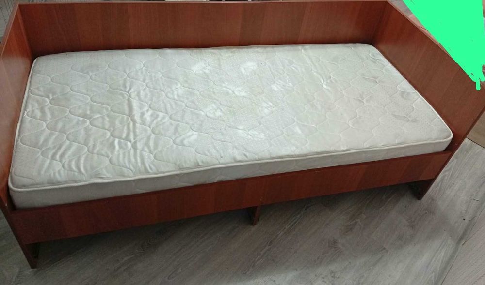 Кровать с матрасом