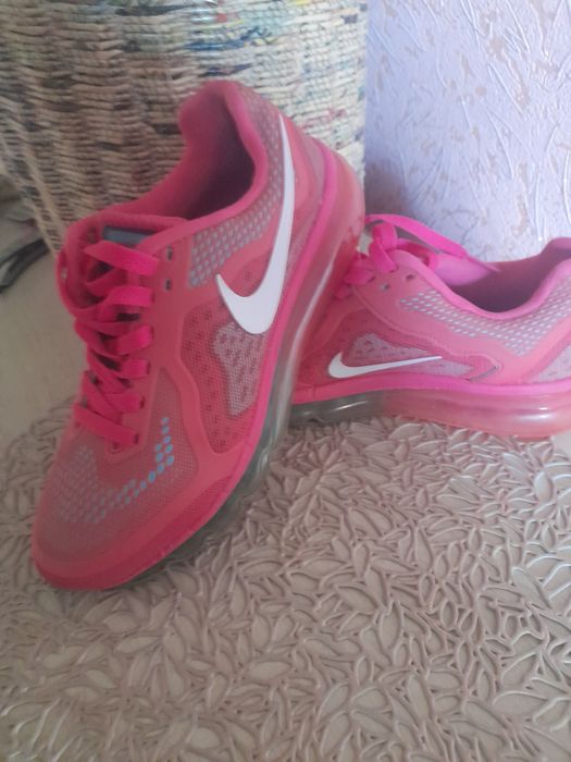 Продаются женские  кроссовки фирмы NIKE