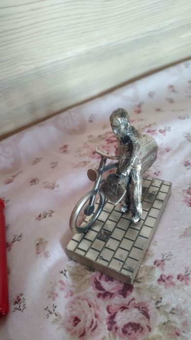 Фигурка пощальон с колело