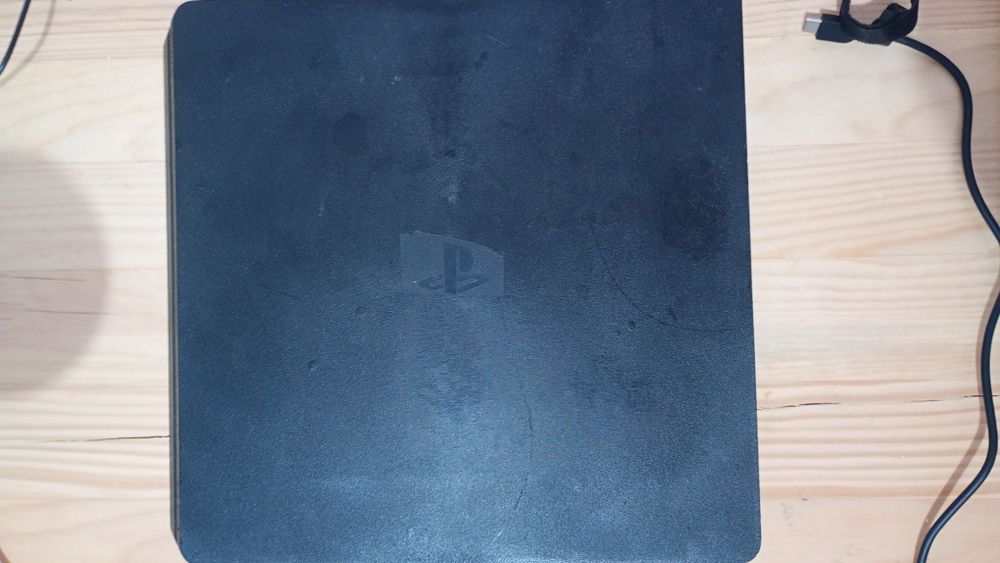 PS 4 slim  in stare buna