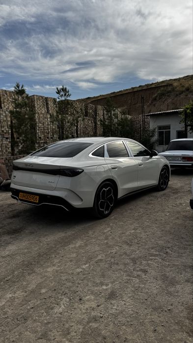 Срочная продажа машина в идиельном состояние.  Практический новая.