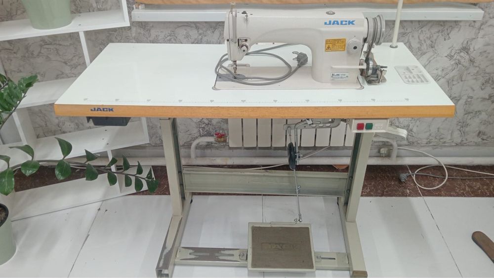 Продам швейную машинку