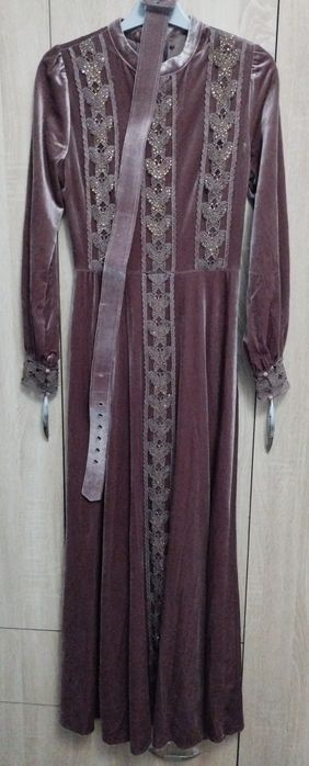 Платье красивая.
