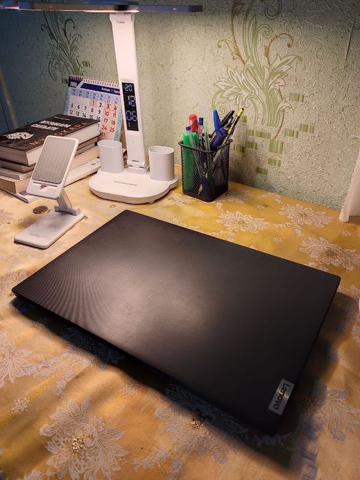 Noutbuk Lenovo V15 G4 AMN srochna sotiladi