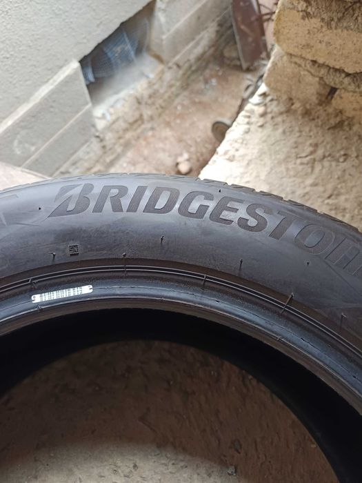 Гуми 225/55/17. Bridgestone 2бр 6mm грайфер