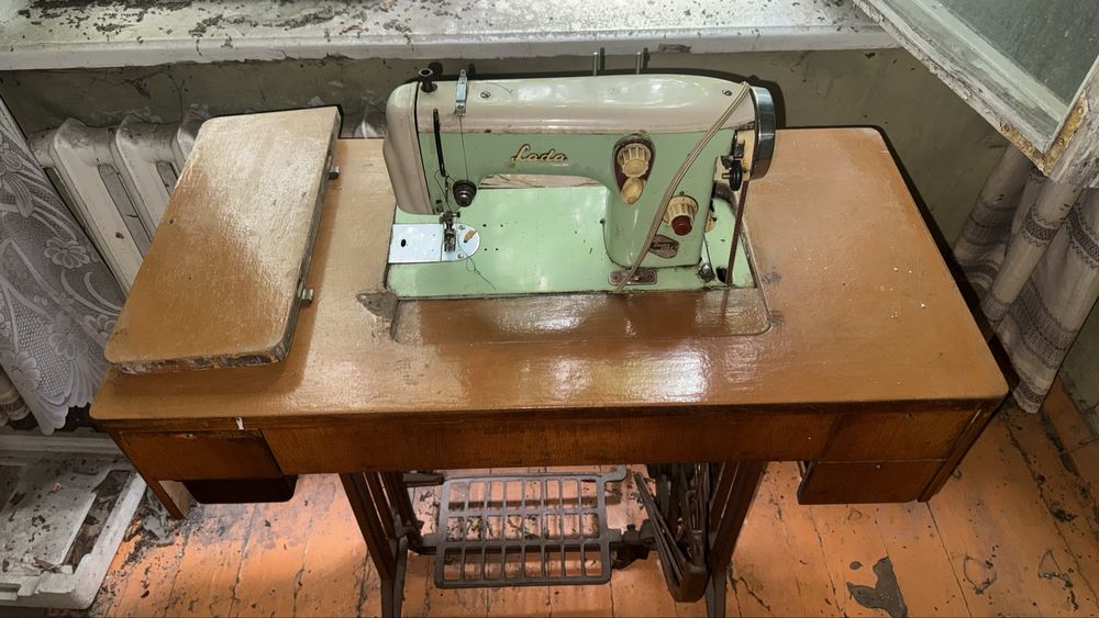 Швейная машинка со столом lada 237-1