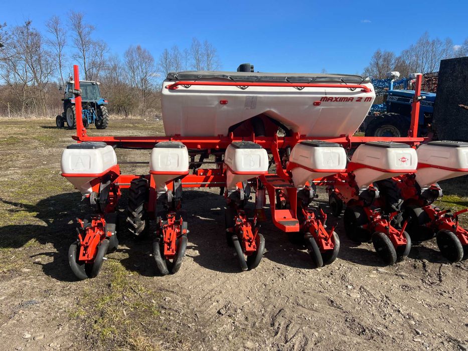 Se vinde doua semanatori kuhn 6 randuri si una  gaspardo pe 8 randuri