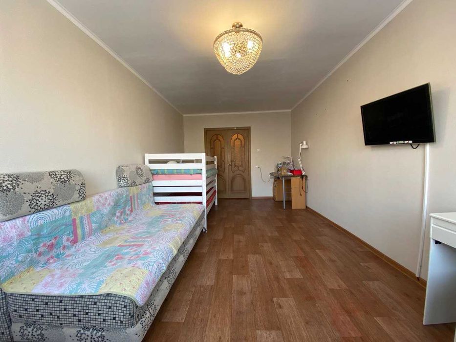 Продаётся 3х улучшенной планировки на 8 мкр, средний этаж