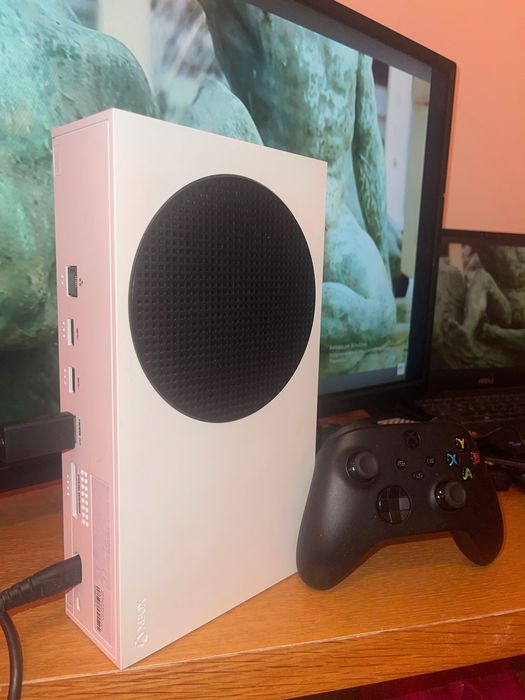Xbox Series S конзола със джойстик и кабели