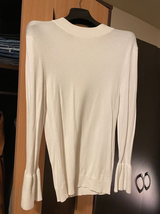 Pulover/ bluză ZARA pe alb cu guler turtleneck pe alb