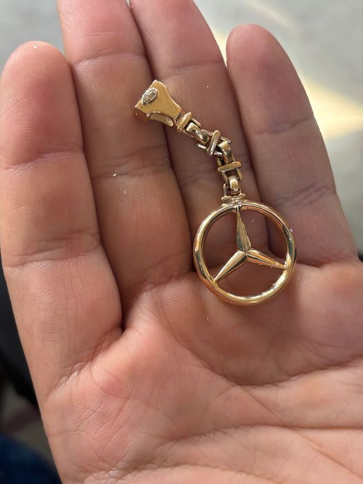 Золотой брелок Мерседес