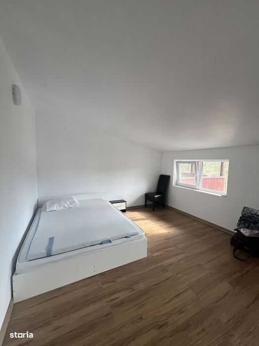 Casă cu 8 camere, piscină și garaj