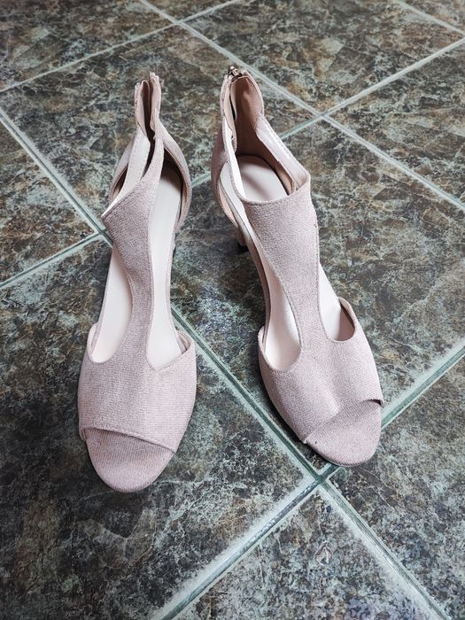 Чисто нови дамски обувки на ток. 41 номер.