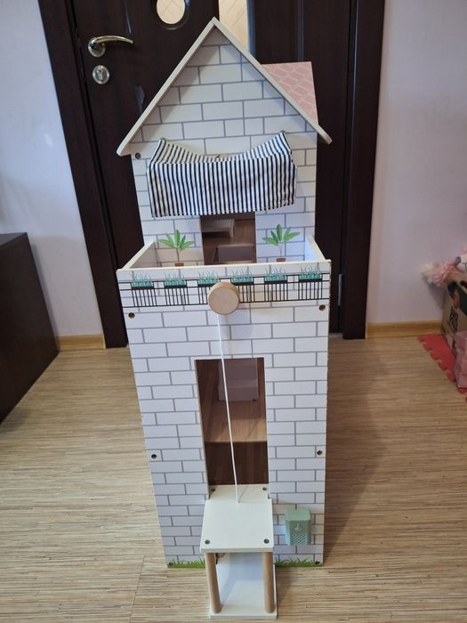 Дървена къща за кукли