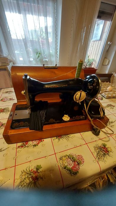 Vand mașina de cusut ruseasca