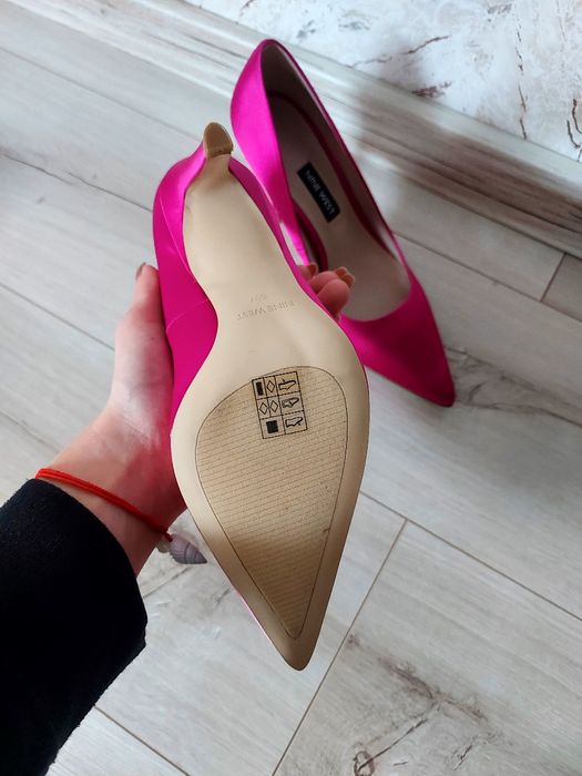 Чисто нови обувки на висок ток