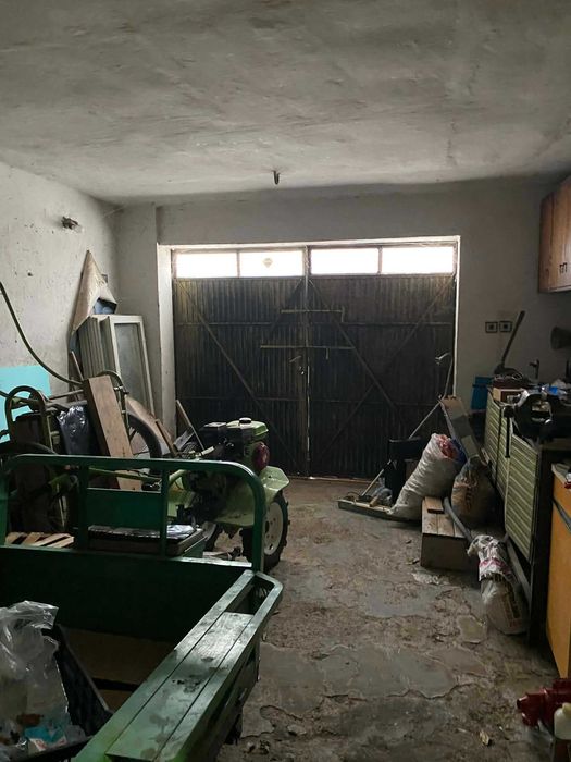 Монолитна къща с гараж с РЗП:240кв.м. с двор от 1462 кв.м.