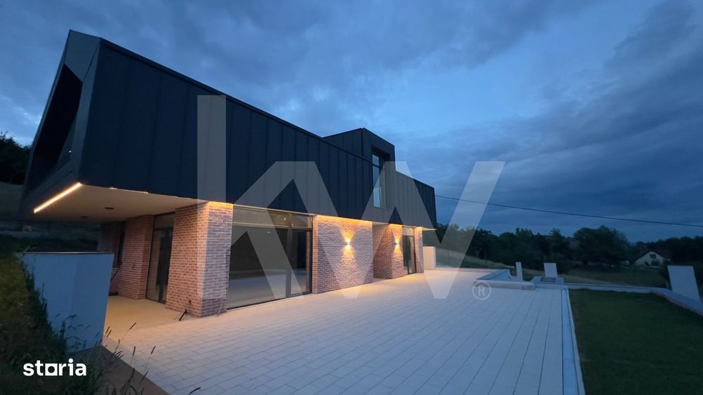 Casa arhitectura moderna cu panorama spre Muntii Fagaras si Cetatea Ci