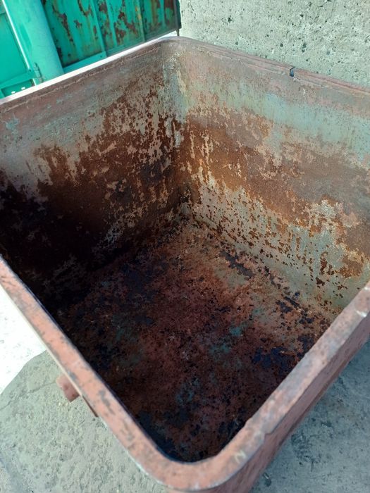 Бак под мусор металлический.