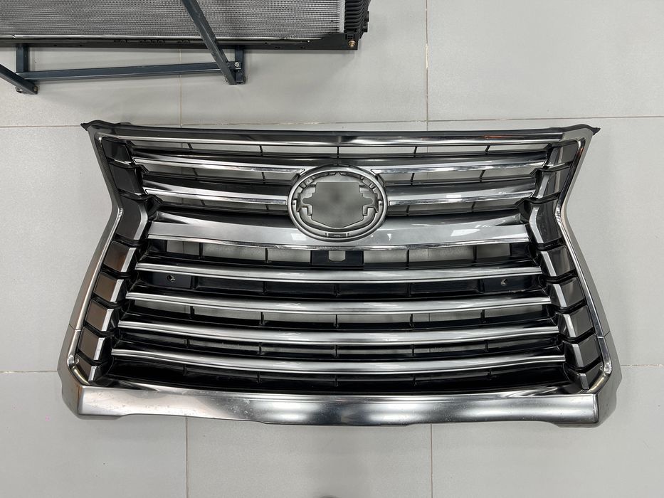 Решетка радиатора штатная Lexus LX570