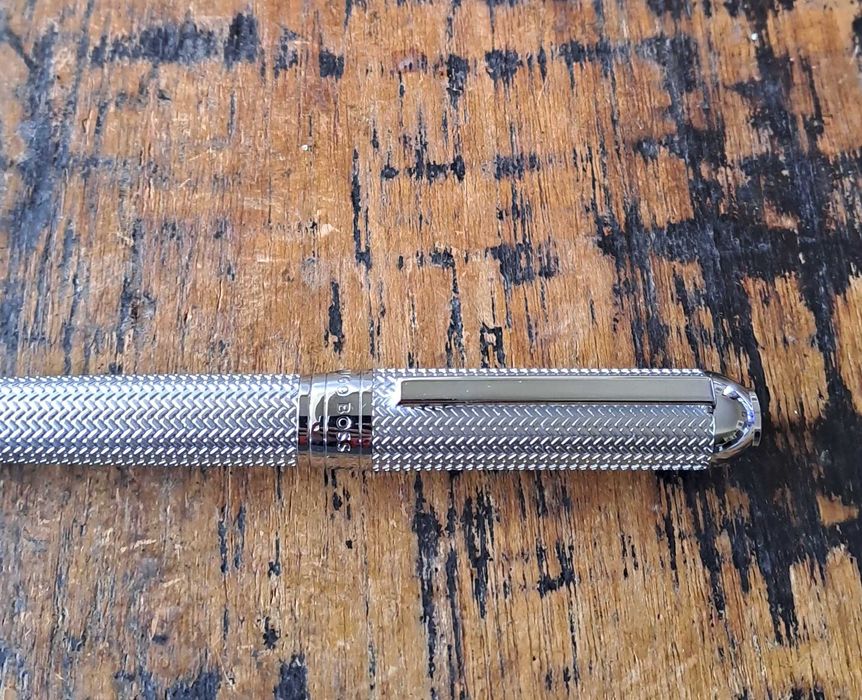 химикалка HUGO BOSS Elemental сребро метал с шарки тип рибена кост