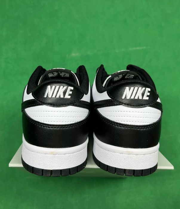 Panda dunks low black and white