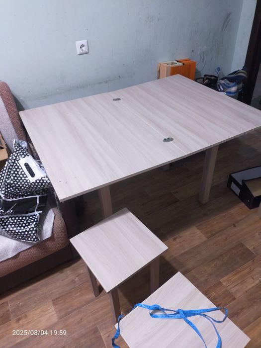 Продам стол со стульями (4 шт)