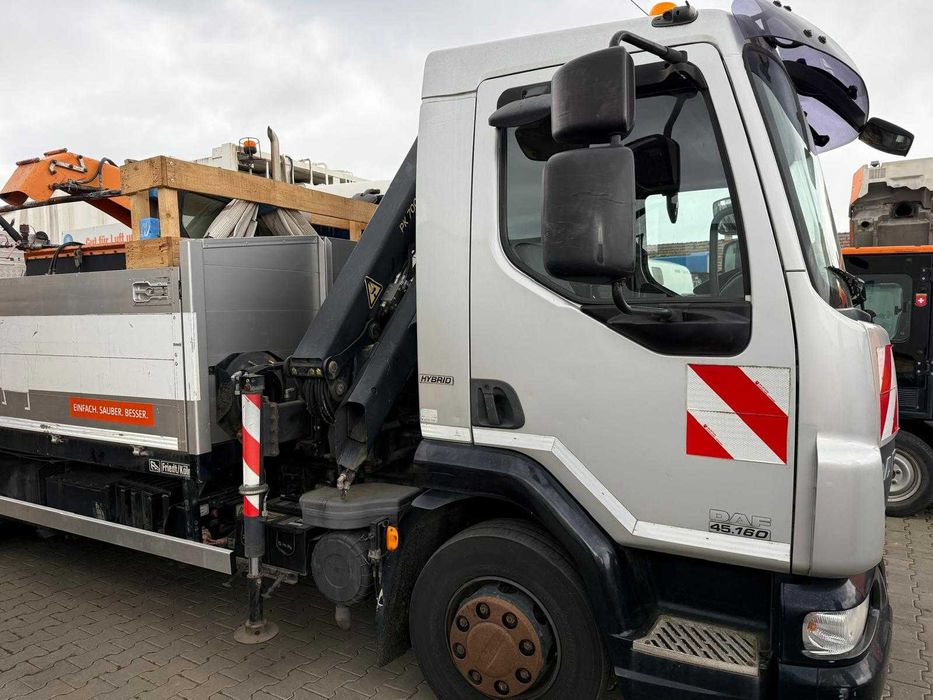 Autoutilitara DAF LF 45.160 Hybrid cu macarea Palfinger