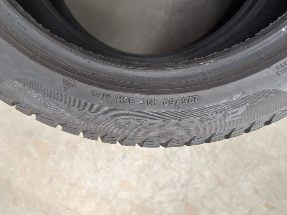 Vand 4 anvelope 225/50/18 pirelli de iarnă cu runflat ca noi