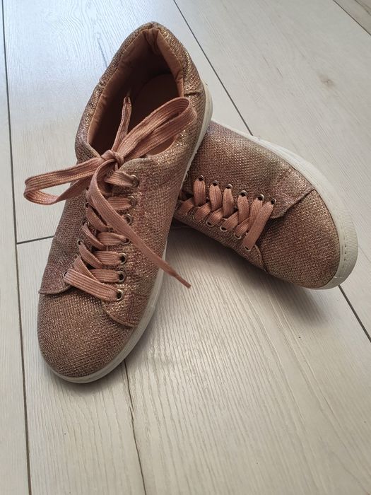 Дамски маратонки номер 38