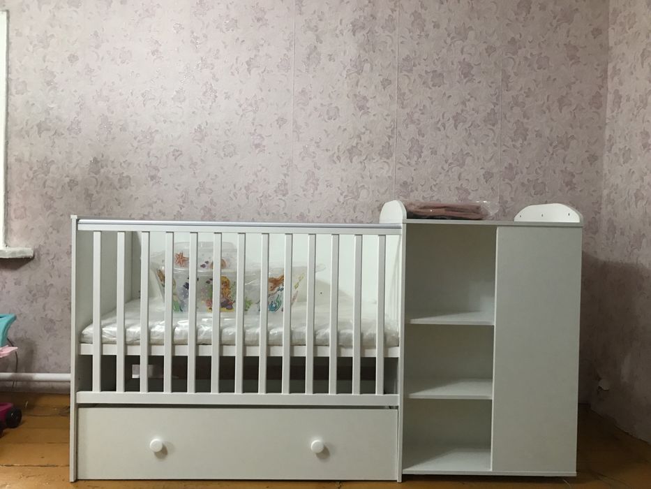 Детская кровать с комодом